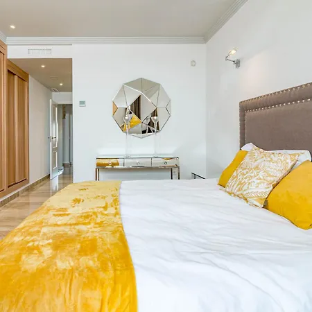 Luxury 3 Bed Duplex Penthouse, 3 Mins Walk To The Apartment